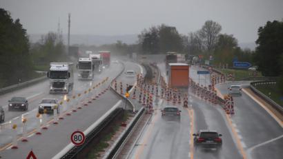 Bild: td
Die Verkehrssituation am Unfallort bei der Autobahnanschlussstelle Schwandorf-Süd ist etwas unübersichtlich, weil sich an dieser Stelle seit kurzem eine Autobahnbaustelle befindet.