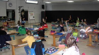 Bild: wro
Die Klasse 2a wird im Fitnessstudio an der Hauptstraße unterrichtet. Den Unterricht leitete am Tag des Besuches von Oberpfalz-Medien die Teamlehrkraft an der Wiesauer Grundschule, Aliaksandra Tkachuk.
