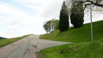 Bild: bey
Der Ausbau der Straße von Steinbach nach Rammelsleuthen (Straßenschild rechts) soll jetzt über den Europäischen Landwirtschaftsfonds für die Entwicklung des ländlichen Raums (ELER) mitfinanziert werden.