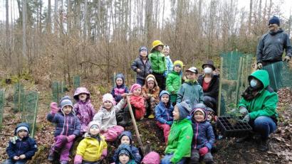 Bild: Stadt Auerbach/exb
Angeleitet von ihren Erzieherinnen und Forstwirt Matthias Helm (rechts) hatten die Mädchen und Buben aus dem Waldkindergarten viel Spaß bei der Pflanzaktion im Bürgerwald.
