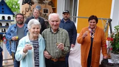 Bild: hm
Etliche Gratulanten überbrachten Margareta Bayer (vorne links) persönlich die Glückwünsche zum 85. Wiegenfest. Neben einer Abordnung des VdK fand sich auch Pfarrer Johann Spitzhirn (hinten rechts) ein.