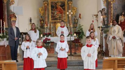 Bild: pi
Pfarrer Julius Johnrose freut sich, dass vier Mädchen und ein Junge Dienst am Altar leisten.