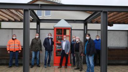 Bild: egl
Endlich steht er am richtigen Platz, der Kümmersbrucker Bücherschrank (von links): Bauhofleiter Bernhard Kodalle, Günter Klaus (Spenglerei Klaus), der Vorsitzende des Kümmersbrucker Seniorenbeirats, Manfred Sulima, die Bürgermeister Roland Strehl Kümmersbruck) und Hans Ram (Ensdorf), Sigi Gramolla, Michael Lettl (Automobile Lettl) und Tobias Gramolla.