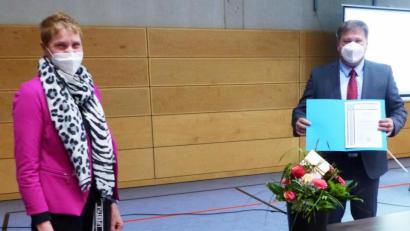 Bild: jp
Markträtin Monika Breunig wird von Bürgermeister Stefan Braun für 25 Jahre Mitgliedschaft im Kastler Marktrat geehrt.
