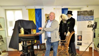 Bild: ubb
Museumsleiter Hans Zölch kann bei der Sonderausstellung "100 Jahre Foto Zirlik" einen über 100 Jahre alten Fotoapparat zeigen, der noch funktionstüchtig ist.