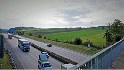 Bild: twi
Die große Freiflächen-Photovoltaikanlage mit 8,5 Hektar Fläche soll sich an der A93 zwischen den beiden Brücken erstrecken, Richtung Damelsdorf begrenzt durch den parallelen Weg mit den vier Bäumen.