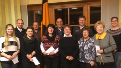 Bild: u
Die Altkleider- und Altpapiersammlung machte es möglich, dass die Kolpingsfamilie Spenden in einer Gesamthöhe von 4000 Euro an sozial-katholische Organisationen vergeben konnte. Von links: Elisa Miller (Antonius-Kindergarten), Pfarrer Johann Hofmann, Stefanie Rom (Marien-KiGa), 2. Vorsitzender Lothar Meier, Maria Schwab (St. Wolfgang-KiGa), Vorsitzender Siegfried Schorner, Helga Roderer (Hospiz), Marco Kind (SHG Krebskranke Kinder), Erika Papp (Hospiz), Waltraud Frieser (SkF) und Bettina Rösch (St. Michael-KiGa).