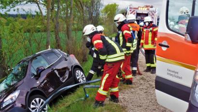 Bild: jml
Bei Kohlberg kommt ein 82-Jähriger von der Straße ab und fährt in den Graben. Das Auto wird dabei total beschädigt.