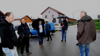 Bild: bey
In der Ortsmitte von Roßtränk erörterte der Bauausschuss den Umfang der Sanierung der Roßtränker Straße bis zum Ort Eslarn. Marktgemeinderat Thomas Kleber (links) favorisierte erneut eine Oberbauverstärkung um acht Zentimeter.