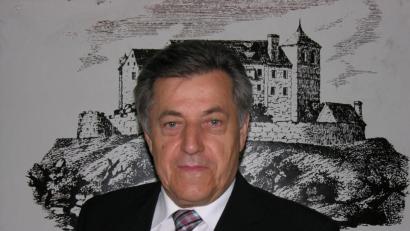 Bild: bö
Die Hohenburg hat Altbürgermeister Gerhard Schärl mmer im Blickfeld. Selbst wenn er zuhause aus dem Wohnzimmerfenster schaut, sieht er das trutzige Mauerwerk hoch über dem Lauterachtal