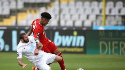 Bild: Ulrich Wagner
Voller Einsatz: 1860-Goalgetter Sascha Mölders (weißes Trikot) gegen Bayerns Abwehrmann Justin Isiah Che.