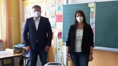 Bild: jp
Bürgermeister Stefan Braun und Rektorin Ulrike Hampel mit einem der sechs Luftreiniger.