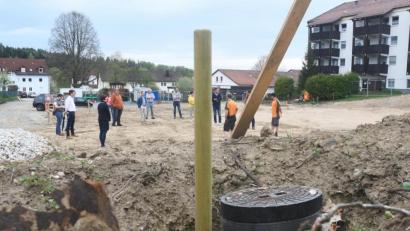 Bild: Gabi Schönberger
Beim Aushub für den Neubau des Betreuten Wohnens entdeckten die Arbeiter an der Böschung völlig unerwartet eine Wasserleitung.