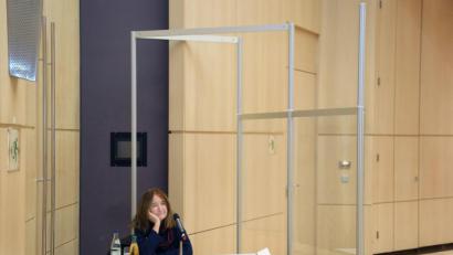 Bild: Wolfgang Steinbacher
Ihr letzter Auftritt im Stadtrat: Sonja Schuhmacher verfolgt die November-Sitzung hinter Plexiglas.