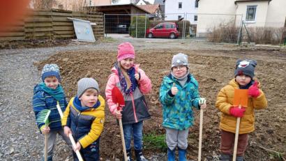 Bild: Kath. Kindergarten Tirschenreuth/exb
Im Katholischen Kindergarten startet ein Ackerprojekt. Auch dafür gab es eine Spende.