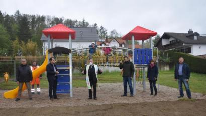 Bild: fz
Pfarrer Alfons Forster segnet den neuen Spielturm für die Kinder in Michldorf im Beisein der Verantwortlichen, die dafür Pate stehen.