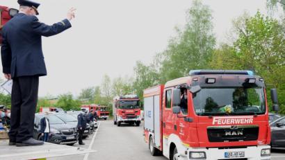 Bild: Hirsch
Kreisbrandrat Robert Heinfling winkte den Kameraden zu, die in einem Fahrzeugkorso an ihm vorbeizogen und zum 65. Geburtstag gratulierten.