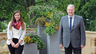 Bild:  Christine Hollederer/exb
Insgesamt für neun Ideen aus dem Amberg-Sulzbacher Land konnten Regionalmanagerin Katharina Schenk und Landrat Richard Reisinger Förderbescheide ausstellen.