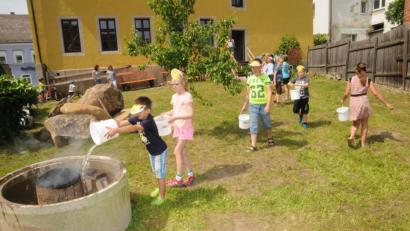 Archivbild: bey
2019 gab es zuletzt in Pleystein ein eigenes Kinderferienprogramm. Bei der Aktion im Stadtmuseum Pleystein waren die Buben und Mädchen eifrig bei der Sache.