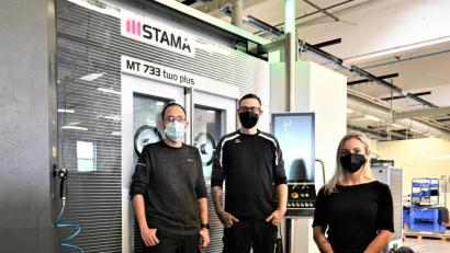 Bild: BAM/Gallitzendörfer
Die BAM-Mitarbeiter David Fular (links) und Matthias Gäckle haben jetzt einen Facharbeiterbrief. Das freut auch Personalreferentin Sabine Gallitzendörfer.