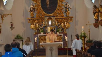 Bild: dob
In der Waldauer Benefiziumskirche feiert Kaplan Alexander Ertl am Sonntag mit den Besuchern das Patrozinium von Johannes Nepomuk.