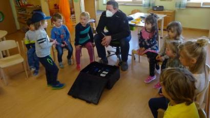 Bild: ld
Harald Thiel war Gast im Kindergarten, um über seine Arbeit zu erzählen und Interesse daran zu wecken.