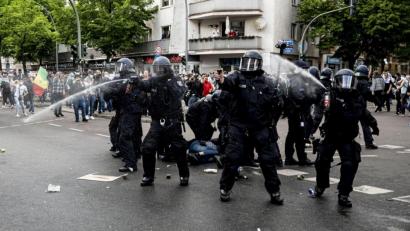 Bild: Fabian Sommer/dpa
Die Polizei benutzt während der Demonstration verschiedener palästinensischer Gruppen in Berlin-Neukölln Pfefferspray.