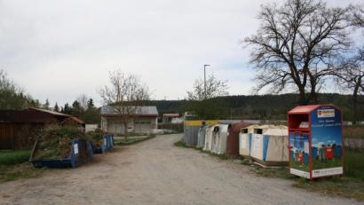 Bild: bjp
So ordentlich wie auf diesem Foto sieht es auf dem Schwarzenbacher Containerplatz nicht immer aus: Die von manchen gedankenlosen Zeitgenossen angerichtete "Sauerei" werde die Gemeinde nötigenfalls mit Einzäunung und Beaufsichtigung beantworten, kündigte Bürgermeister Thorsten Hallmann an.