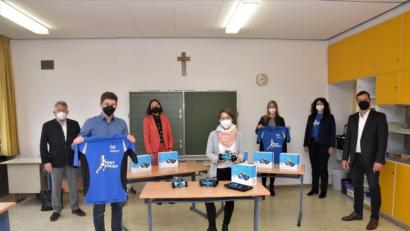 Bild: fz
Informatiklehrerin Julia Eiber (Mitte) zeigt einen der neun Lernroboter der Mittelschule Windischeschenbach.