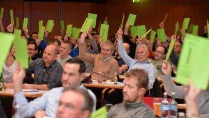 Archivbild: ref
Nicht per Kärtchen (wie hier beim Kreistag 2018 in Amberg), sondern digital sind die bayerischen Amateurvereine bis kommenden Dienstag zur Abstimmung über die Wertung des Saisonabbruchs aufgerufen.