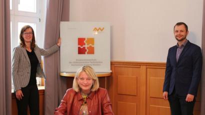 Bild: Wiesel/OTH Amberg-Weiden/exb
Professorin Andrea Klug (sitzend), Präsidentin der OTH Amberg-Weiden, unterzeichnet im Beisein von Studiengangsleiterin Professorin Mandy Hommel und Michael Abler, wissenschaftlicher Mitarbeiter im Bereich Berufspädagogik, die Kooperationsvereinbarungen.