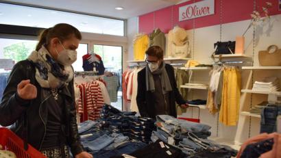 Bild: szl
Laura Stich und Sebastian Goldmann beim Shoppen im Modehaus "Jäger + Turba". Zum Wochenende treten weitere Lockerungen und Öffnungsschritte im Landkreis Tirschenreuth in Kraft. Dann ist Einkaufen wieder fast ohne Einschränkungen möglich.