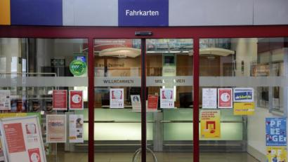Bild: Wolfgang Steinbacher
Hier können in Amberg am Bahnhof Reisen gebucht und Tickets gekauft werden. Der Schalter soll Ende 2023 durch ein Video-Reisezentrum ersetzt werden.