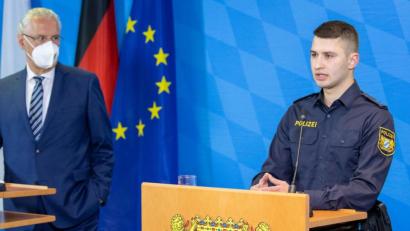 Bild: Daniel Karmann/dpa
Der Nürnberger Polizist Marc Hoffmann (rechts) spricht bei einer Pressekonferenz zum bayernweiten Lagebild zur Gewalt gegen Polizisten im Jahr 2020. Links steht Joachim Herrmann (CSU), Innenminister von Bayern.