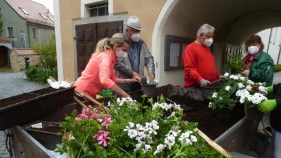 Bild: mad
Die Mitglieder des Gartenbau- und Ortsverschönerungsvereins packten gemeinsam an und verschönerten die öffentlichen Anlagen mit Pflanzen.