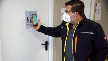 Bild: bkr
Mit seinem Handy demonstrierte Bürgermeister Thomas Kaufmann die Funktionsweise der App.