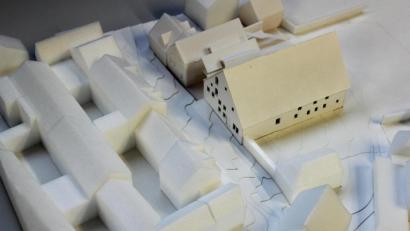 Bild: stg
Das Projekt Lenzbräu (rechts im Modell) nahm eine weitere Hürde auf dem Weg zum interkulturellen Familien- und Bürgerhaus. Der Stadtrat brachte den Bauplan auf den Weg.