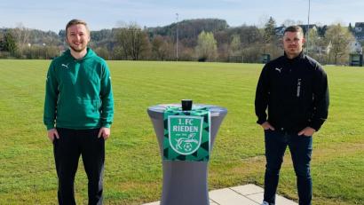 Bild: Talisa-Marie Hüttner
Riedens Teammanager Martin Hillen (links) mit dem neuen Spielertrainer der zweiten Mannschaft, Simon Heller.