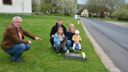 Bild: jr
Die Anwohner Hubert und Iris Beinrucker, hier mit ihren Kindern Josefine und Frieda, haben das Fehlen des Warnmännchens an der Ortsdurchfahrt in Hofteich gleich bemerkt. Sie und Bürgermeister Johann Burger (links) sind sauer auf die unbekannten Vandalen.