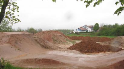 Bild: fg
Die Vorarbeiten für den Dirtpark beim Hirschauer Sportpark (im Hintergrund) haben begonnen. Hier sollen ein Eldorado ein Mountainbiker entstehen.