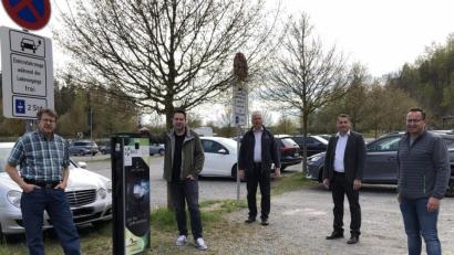 Bild: u
Da die Zahl der E-Fahrzeuge in der Region steigt, fordert die SPD-Fraktion mit (von links) Gerald Dagner, Daniel Hutzler, Reinhold Strobl, Uwe Bergmann und Christian Hartmann in Schnaittenbach die Einrichtung einer E-Ladesäule, wie sie in Hirschau am Freizeitpark Monte Kaolino existiert.