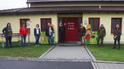 Bild: wro
Bei der kleinen Feier am Vorplatz des Kinderhauses dabei waren (von links) Kinderpflegerin Marina Gleißner, Leiterin Katja Höfer-Nickl, Kinderpflegerin Melanie Brunner, Geschäftsführer Ernst Tippmann vom Naturpark Steinwald, Pfarrer Joseph, Naturpark-Vorsitzender Eberhard Freiherr von Gemmingen-Hornberg und Bürgermeister Wolfgang Braun.