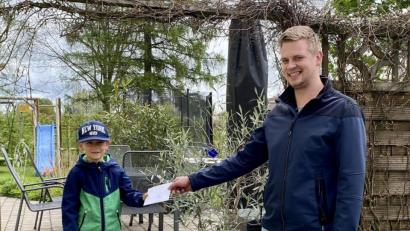 Bild: ner
Der Spender der fünf Hauptpreise, Alexander Lehner, überreichte dem jungen Maibaum-Maler Georg persönlich seinen Gewinn.