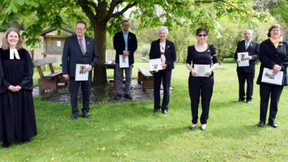 Bild: wku
Pfarrerin Estelle Kunad-Wittenberg (links) mit dem silbernen Konfirmanden Marco Regler (Dritter von links) und den fünf goldenen Konfirmanden des Jahrgangs 2020.