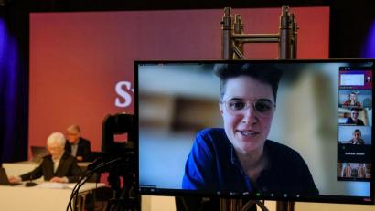Bild: Jens Schulze
Anna-Nicole Heinrich bei ihrer Vorstellungsrede bei der Frühjahrstagung der EKD-Synode.