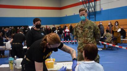 Bild: bö
Mehrere hundert deutsche Arbeitnehmer ließen sich im Truppenübungsplatz Hohenfels gegen Corona impfen. Specialist (SPC) Anna Helena Alexander, eine ausgebildete Rettungssanitäterin der US-Armee, verabreicht das begehrte Vakzin. Captain Zachariah Clark, Medical Director der Health Clinic Hohenfels, überwacht den Impfvorgang.