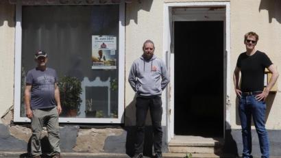 Bild: mfh
Der Schlacken-Verein Sulzbach-Rosenberg hat das soziale Projekt der Ist-noch-gut-Station initiiert. Von links nach rechts: Kassier Peter Ostermann, Vermieter Peter Dechant und Vereinsvorstand Stefan Thar vor der künftigen "Ist-noch-gut-Station" in Rosenberg.