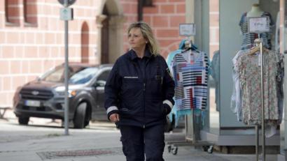Bild: Wolfgang Steinbacher
Auf Fußstreife in der Sulzbacher Altstadt: Cornelia Fenzel ist seit 23 Jahren Mitglied in der Sicherheitswacht – und trotz ihres Hauptberufs als Krankenschwester auch nachts oder bei Regen für ihre Mitbürger im Einsatz.