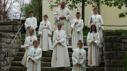 Bild: twg
Strahlende Gesichter beim Gruppenfoto nach dem Festgottesdienst: die Pullenreuther Kommunionkinder mit Pfarrer Josef Waleszczuk.