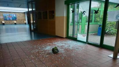 Symbolbild: FF-Ettmannsdorf e.V./exb
Mit einem Stein warf der Eindringling die Glastüre ein und verschaffte sich so Zutritt.